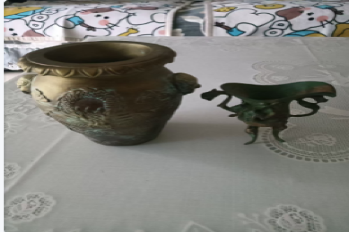 一位来自湖州德清县的林老师，有一些藏品和老物件，急需出手，有意者联系，价格好商量。