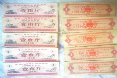 一位来自甘肃省庆阳市的谢老师，有一些藏品和老物件，急需出手，有意者联系，价格好商量。