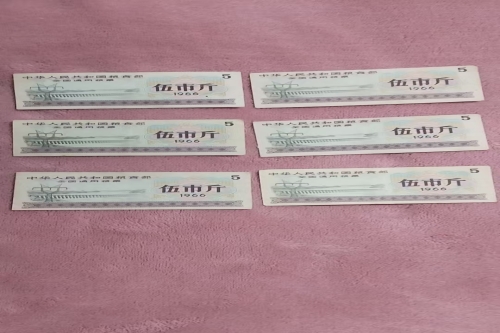 一位来自湖南省的肖老师，有一些藏品和老物件，急需出手，有意者联系，价格好商量。