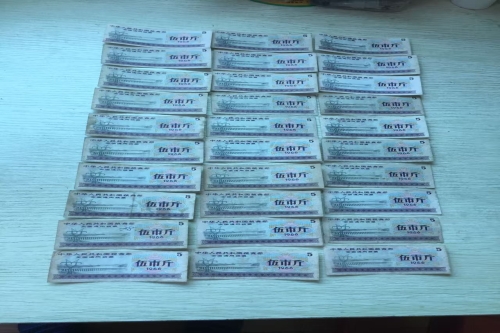 一位来自广东中山的李老师，有一些藏品和老物件，急需出手，有意者联系，价格好商量。