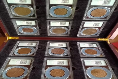  一位来自上海市宝山区的浦老师，有一些藏品和老物件，急需出手，有意者联系，价格好商量。