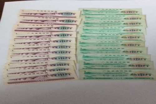 一位来自广东省清远市的苏老师，有一些藏品和老物件，急需出手，有意者联系，价格好商量。