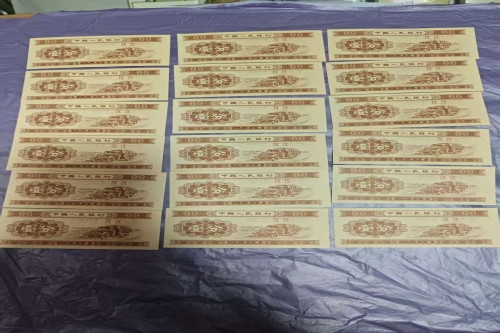 一位来住浙江省金华市的杜老师，有一些藏品和老物件，急需出手，有意者联系，价格好商量。