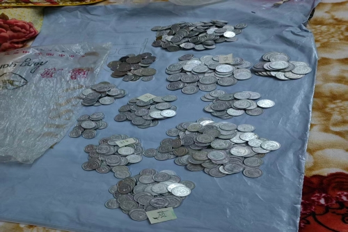  一位来自广东茂名的黄老师，有一些藏品和老物件，急需出手，有意者联系，价格好商量。