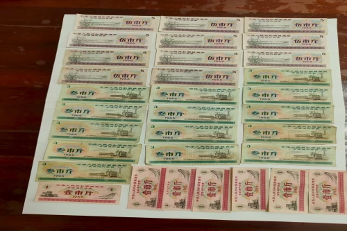 一位来自安嶶省淮南市的胡老师，有一些藏品和老物件，急需出手，有意者联系，价格好商量。