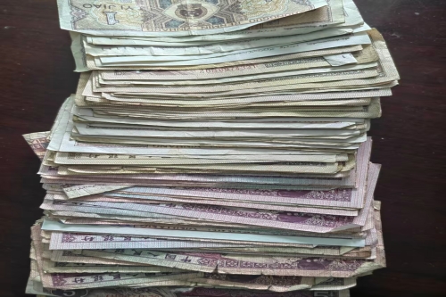  一位来自新疆昌吉吉木萨尔县的郭老师，有一些藏品和老物件，急需出手，有意者联系，价格好商量。