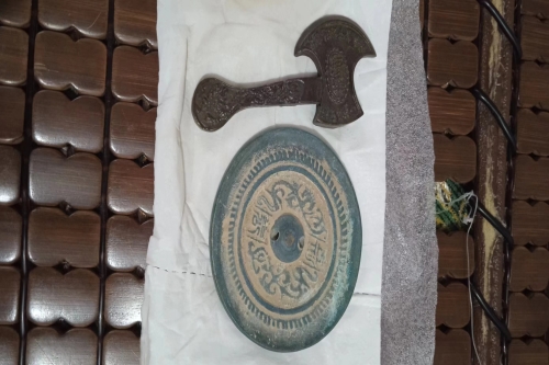 一位来自湖南省永州市的赵老师，有一些藏品和老物件，急需出手，有意者联系，价格好商量。