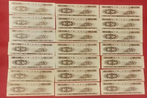 一位来自广东省韶关市的王老师，有一些藏品和老物件，急需出手，有意者联系，价格好商量。