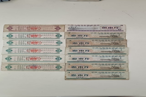 一位来住云南省普洱市的岩老师，有一些藏品和老物件，急需出手，有意者联系，价格好商量。👍