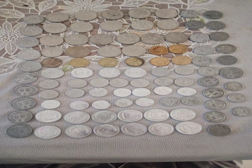 一位来自新疆乌鲁木齐的毛老师，有一些藏品和老物件，急需出手，有意者联系，价格好商量。