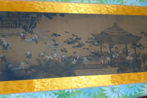 一位来自北京的徐老师，有一些藏品和老物件，急需出手，有意者联系，价格好商量。 