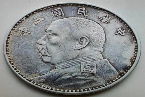  一位来自福建省漳州市的栗老师，有一些藏品和老物件，急需出手，有意者联系，价格好商量。