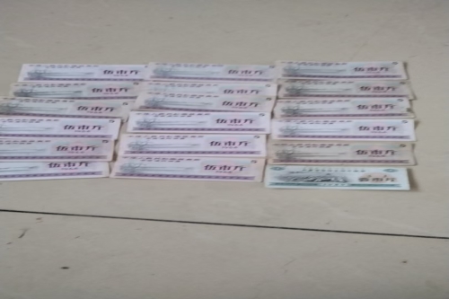 一位来自内蒙古的艾老师，有一些藏品和老物件，急需出手，有意者联系，价格好商量。