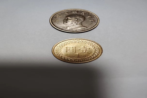 一位来自山西省晋中市的范老师，有一些藏品和老物件，急需出手，有意者联系，价格好商量。