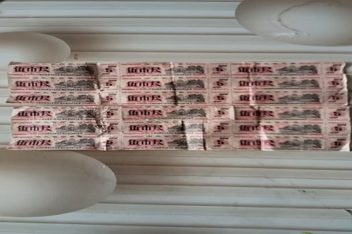 一位来住湖北省荆州市的王老师。有一些藏品和老物件，急需出手，有意者联系，价格好商量。