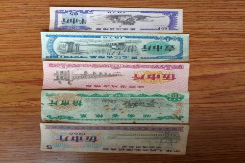 一位来自湖南省张家界市的王老师，有一些藏品和老物件，急需出手，有意者联系，价格好商量。