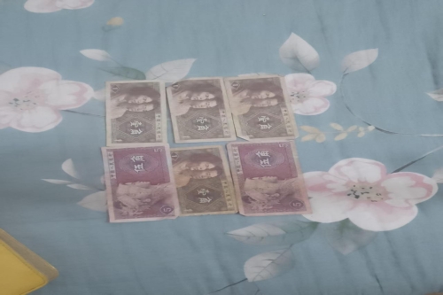 一位来自广西省的董老师，有一些藏品和老物件，急需出手，有有意者联系，价格好商量。