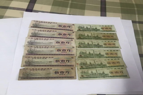 一位来自山东潍坊的刘老师，有一些藏品和老物件，急需出手，有意者联系，价格好商量。