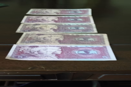 一位来住江苏南京市的倪老师，有一些藏品和老物件，急需出手，有意者联系，价格好商量。👍