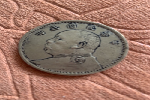 一位来自新疆的佘老师，有一些藏品和老物件，急需出手，有意者联系，价格好商量。