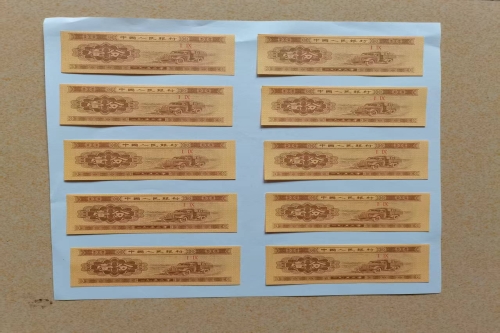 一位来自广西壮族自治区的王老师，有一些藏品和老物件，急需出手，有意者联系，价格好商量。