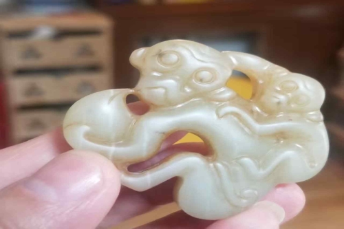 一位来自北京朝阳区的玉老师，有一些藏品和老物件，急需出手，有意者联系，价格好商量。