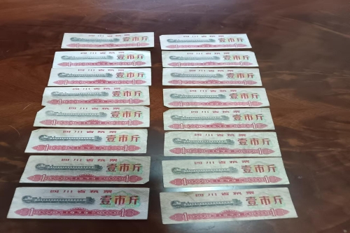 一位来自重庆市的范老师，有一些藏品和老物件，急需出手，有意者联系，价格好商量。