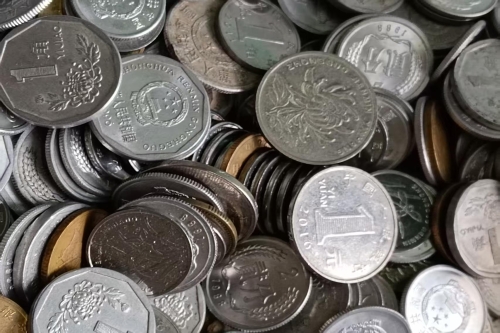 一位来自四川省成都市的樊老师，有一些藏品和老物件，急需出手，有意者联系，价格好商量。