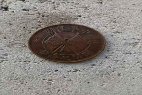 一位来自福建省南平市的万老师，有一些藏品和老物件，急需出手，有意者联系，价格好商量。