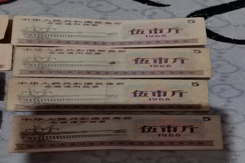 一位来陕西省榆林市的马老师，有一些藏品和老物件，急需出手，有意者联系，价格好商量。