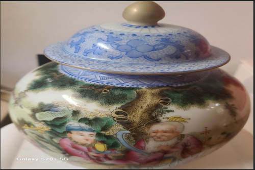 一位来自浙江省的张老师，有一些藏品和老物件，急需出手，有意者联系，价格好商量。 