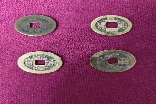 一位来自内蒙古赤峰市的刘老师，有一些藏品和老物件，急需出手，有意者联系，价格好商量。