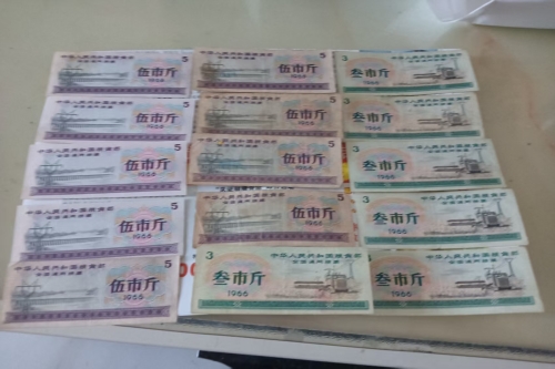 一位来自北京市房山区的侯老师，有一些藏品和老物件，急需出手，有意者联系，价格好商量。