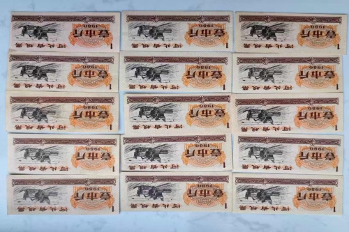 一位来自河北省石家庄市的芦老师，有一些藏品和老物件，急需出手，有意者联系，价格好商量。