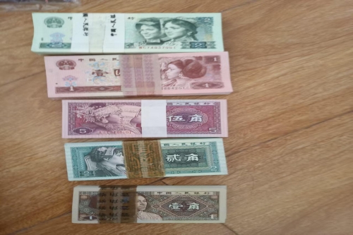 一位来自辽宁省的柴老师，有一些藏品和老物件，急需出手，有意者联系，价格好商量。