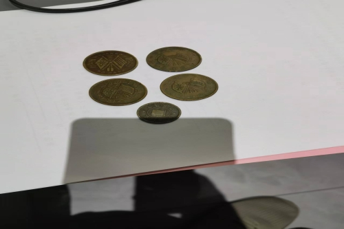 一位来自北京的李老师，有一些藏品和老物件，急需出手，有意者联系，价格好商量。