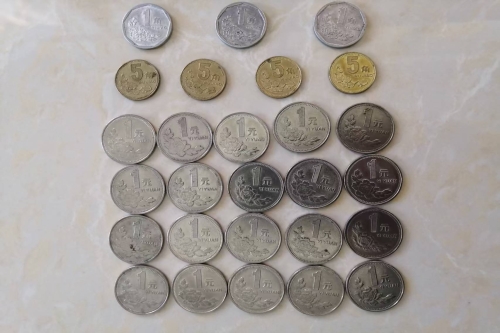 一位来自江西省赣州市的李老师，有一些藏品和老物件，急需出手，有意者联系，价格好商量。