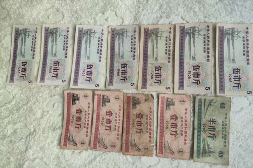 一位来自武汉市江汉区的陈老师，有一些藏品和老物件，急需出手，有意者联系，价格好商量。