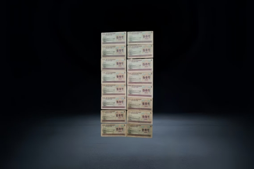 一位来自江苏省无锡市的丁老师，有一些藏品和老物件，急需出手，有意者联系，价格好商量。