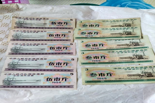 一位来自吉林的金老师，有一些藏品和老物件，急需出手，有意者联系，价格好商量。 