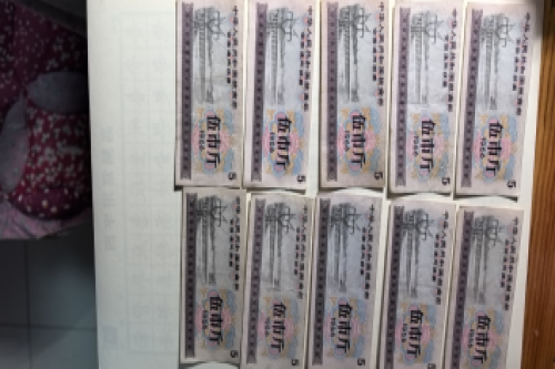 一位来自山西省太原市的庞老师，有一些藏品和老物件，急需出手，有意者联系，价格好商量。