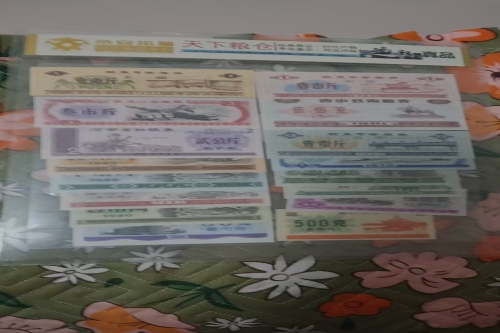 一位来自河南省的沈老师，有一些藏品和老物件，急需出手，有意者联系，价格好商量。