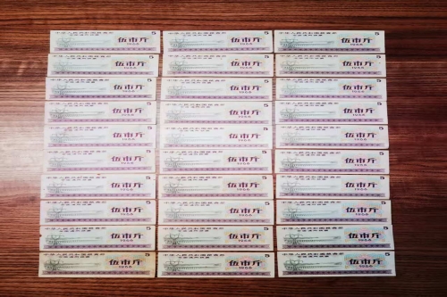 一位来住浙江省东阳市的楼老师，有一些藏品和老物件，急需出手，有意者联系，价格好商量。