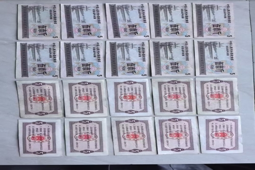 一位来自上海市崇明区的王老师，有一些藏品和老物件，急需出手，有意者联系，价格好商量。