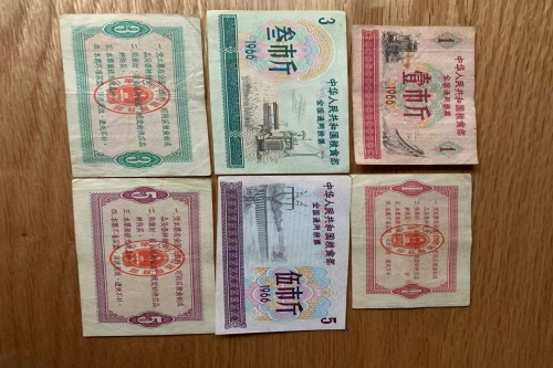 一位来自上海市普陀区的张老师，有一些藏品和老物件，急需出手，有意者联系，价格好商量。