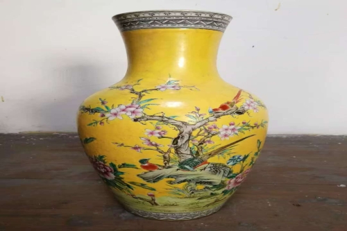 一位来自浙江温州的王老师，有一些藏品和老物件，急需出手，有意者联系，价格好商量。