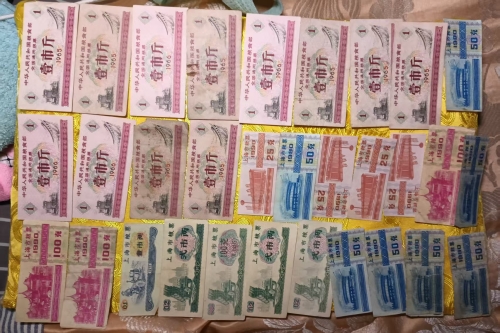 一位来自上海市闵行区的吴老师，有一些藏品和老物件，急需出手，有意者联系，价格好商量。