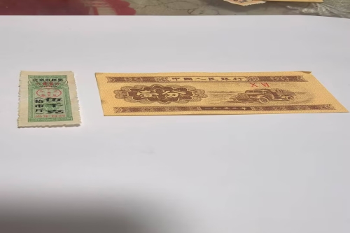 一位来自北京市丰台区的刘老师，有一些藏品和老物件，急需出手，有意者联系，价格好商量。