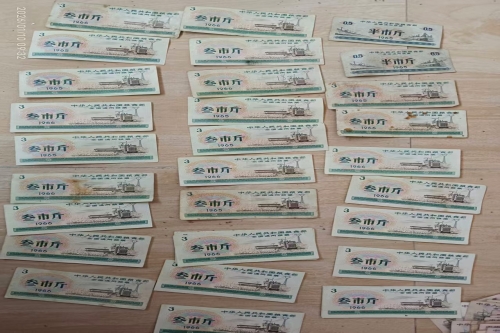 一位来自湖北省的柳老师，有一些藏品和老物件，急需出手，有意者联系，价格好商量。