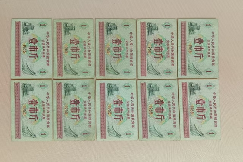 一位来自江苏省南京市的朱老师，有一些藏品和老物件，急需出手，有意者联系，价格好商量。